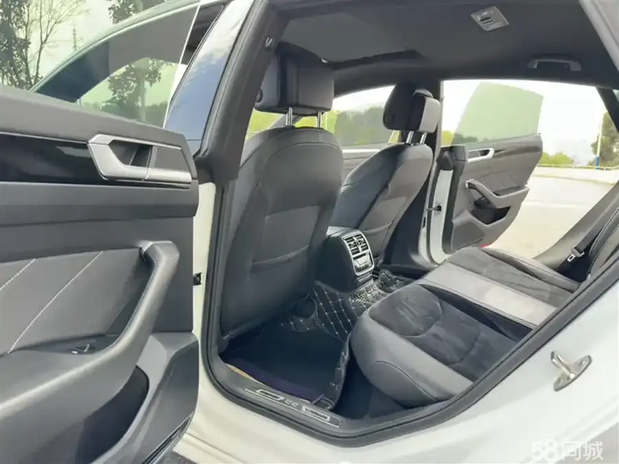 Volkswagen e-up! 2020 immagine di auto #9