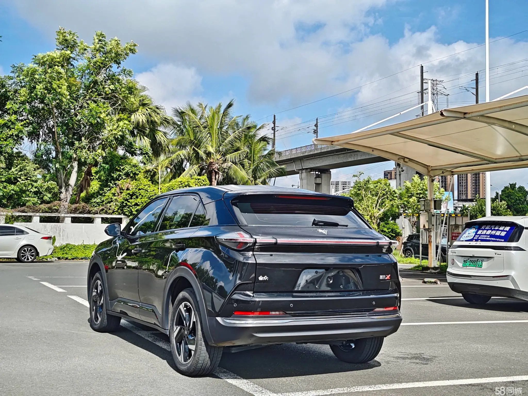 哪吒汽车 哪吒X 2023 汽车图片 #9