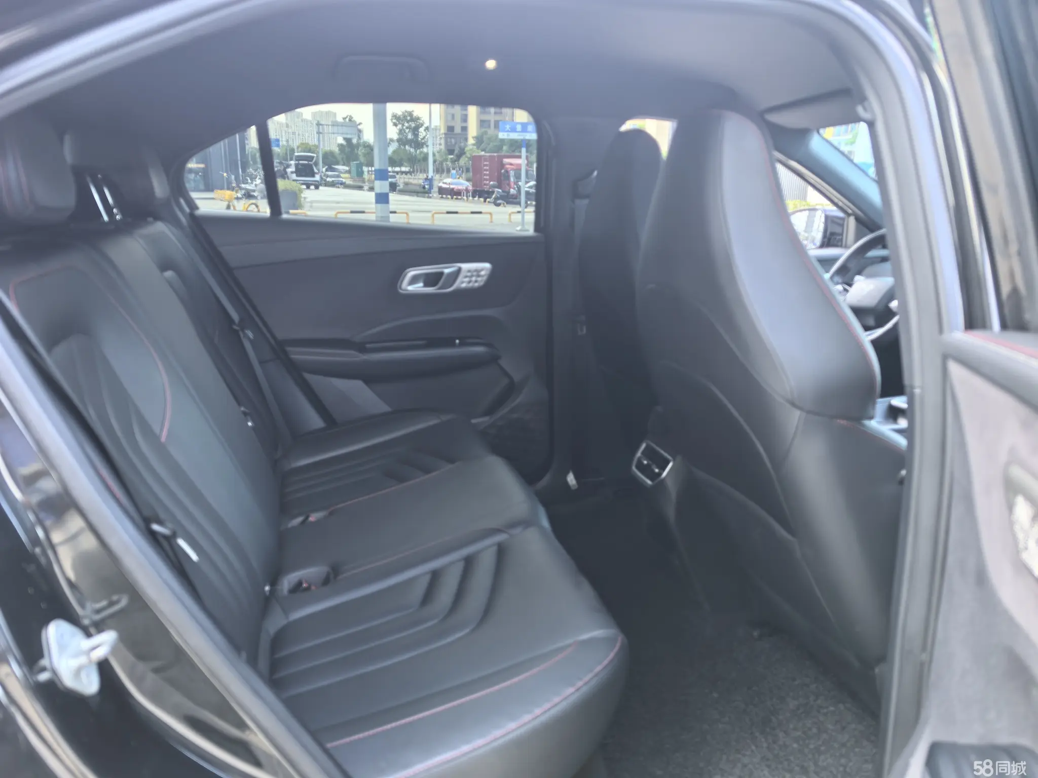 哪吒汽车 哪吒X 2024 汽车图片 #9