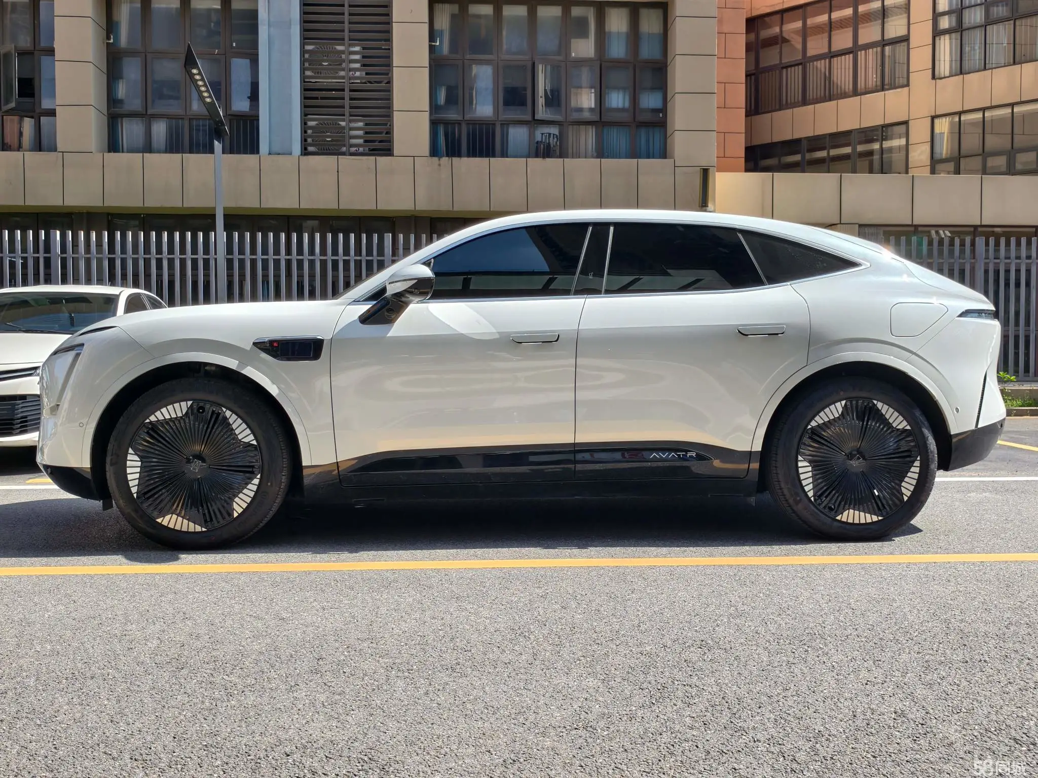 Avatr 11 2024 car image #9