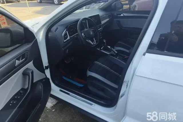 Volkswagen T-Roc 2024 car image #9