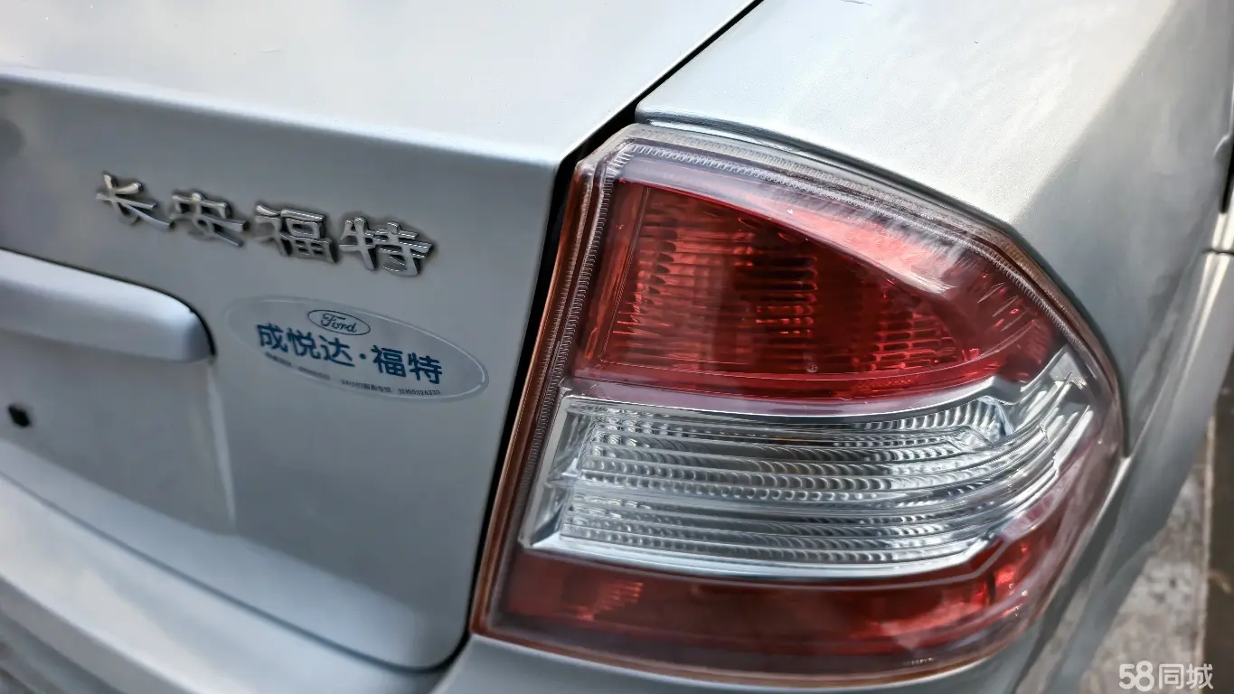 Ford Focus 2010 car image #9