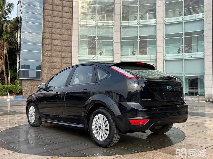 Ford Focus 2010 car image #9