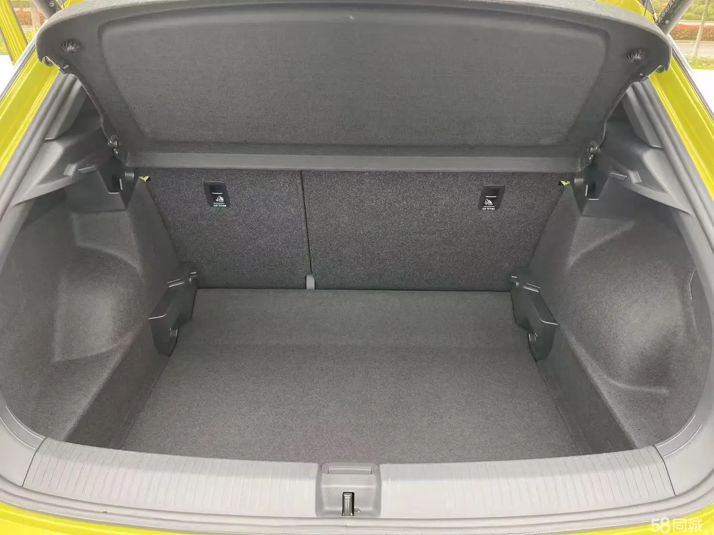 Volkswagen T-Roc 2023 car image #9