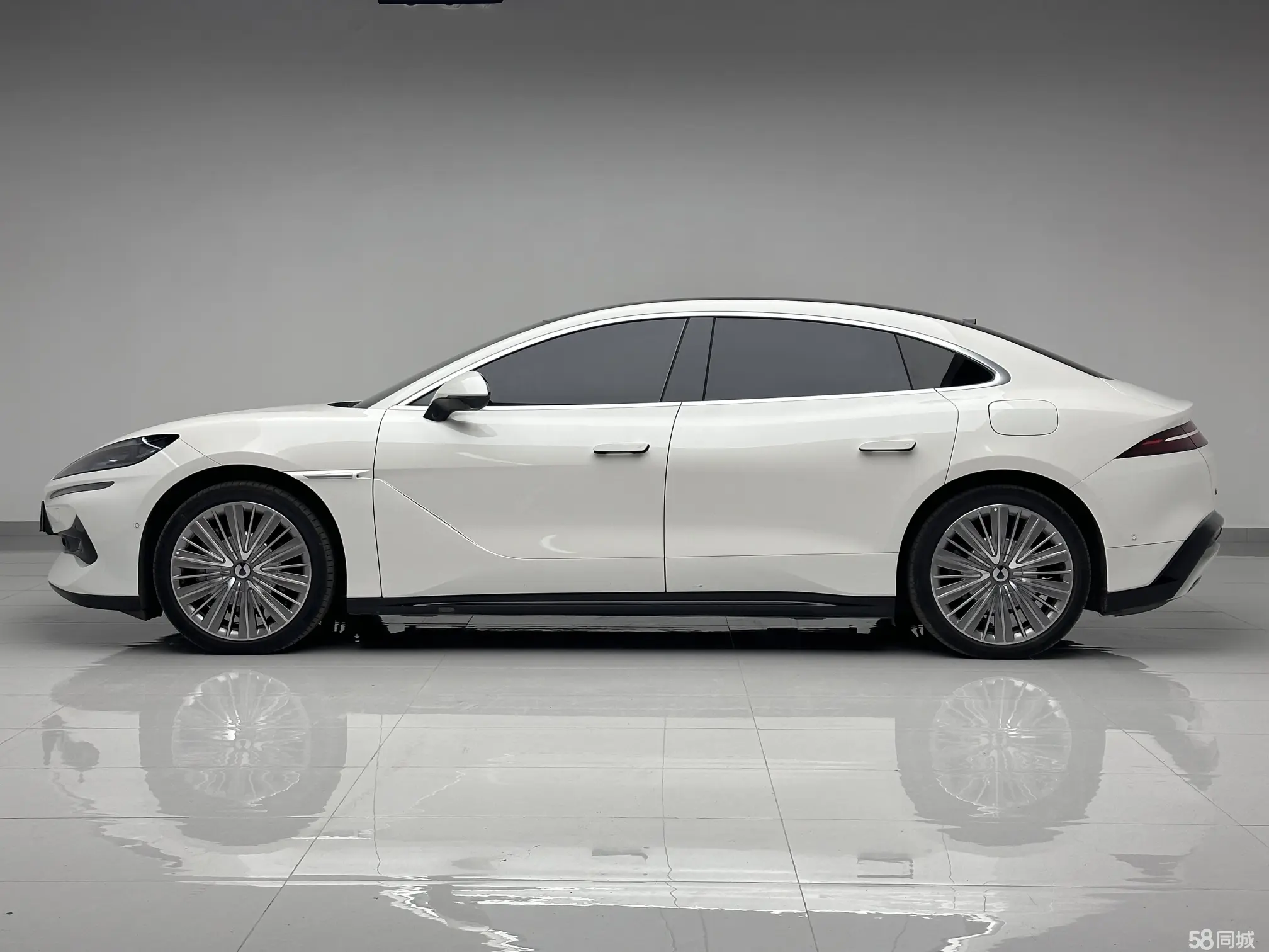 Denza Z9 2024 car image #9