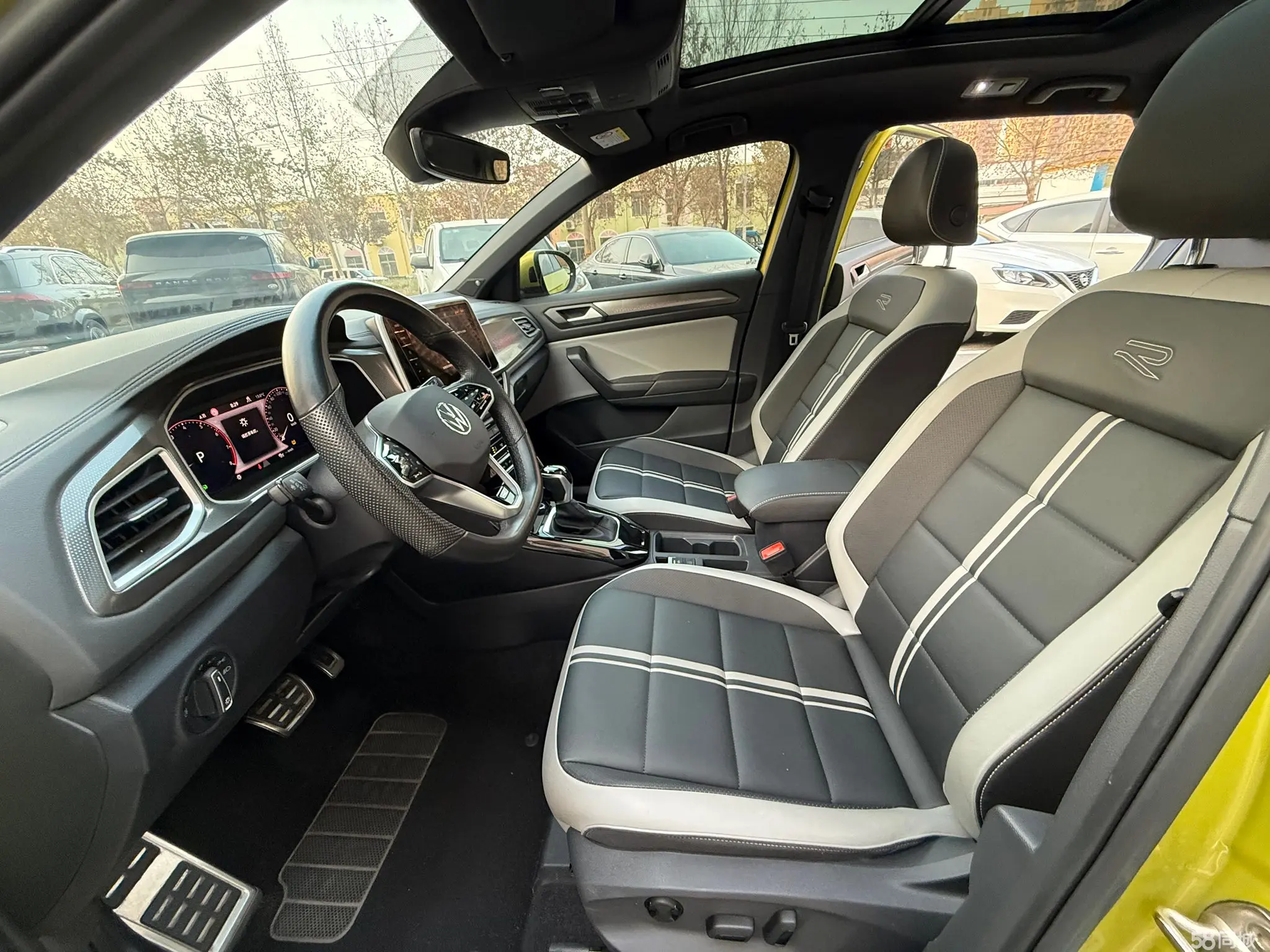 Volkswagen T-Roc 2023 car image #9