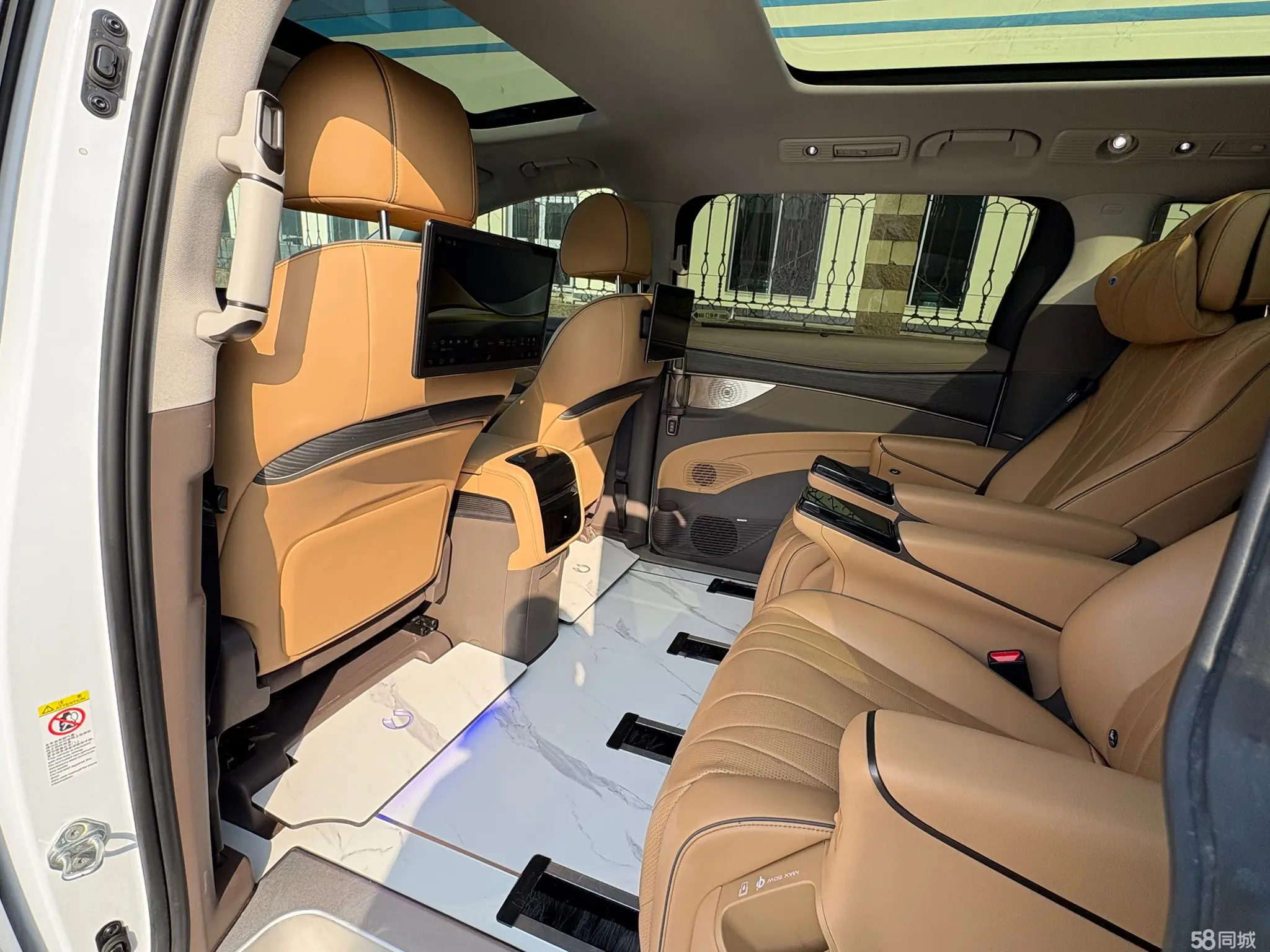 Denza D9 2023 image de voiture #9