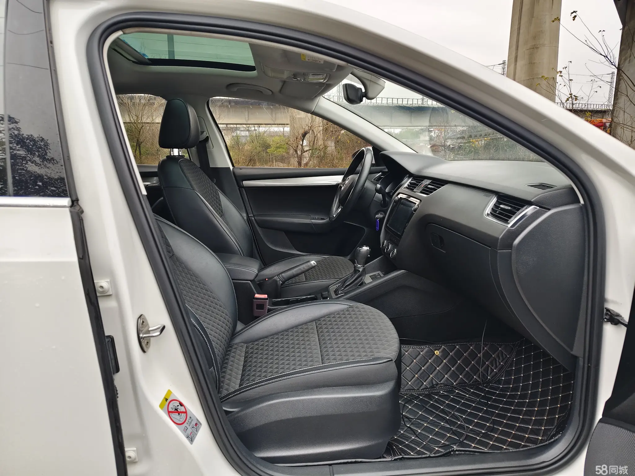 Skoda Octavia 2018 car image #9