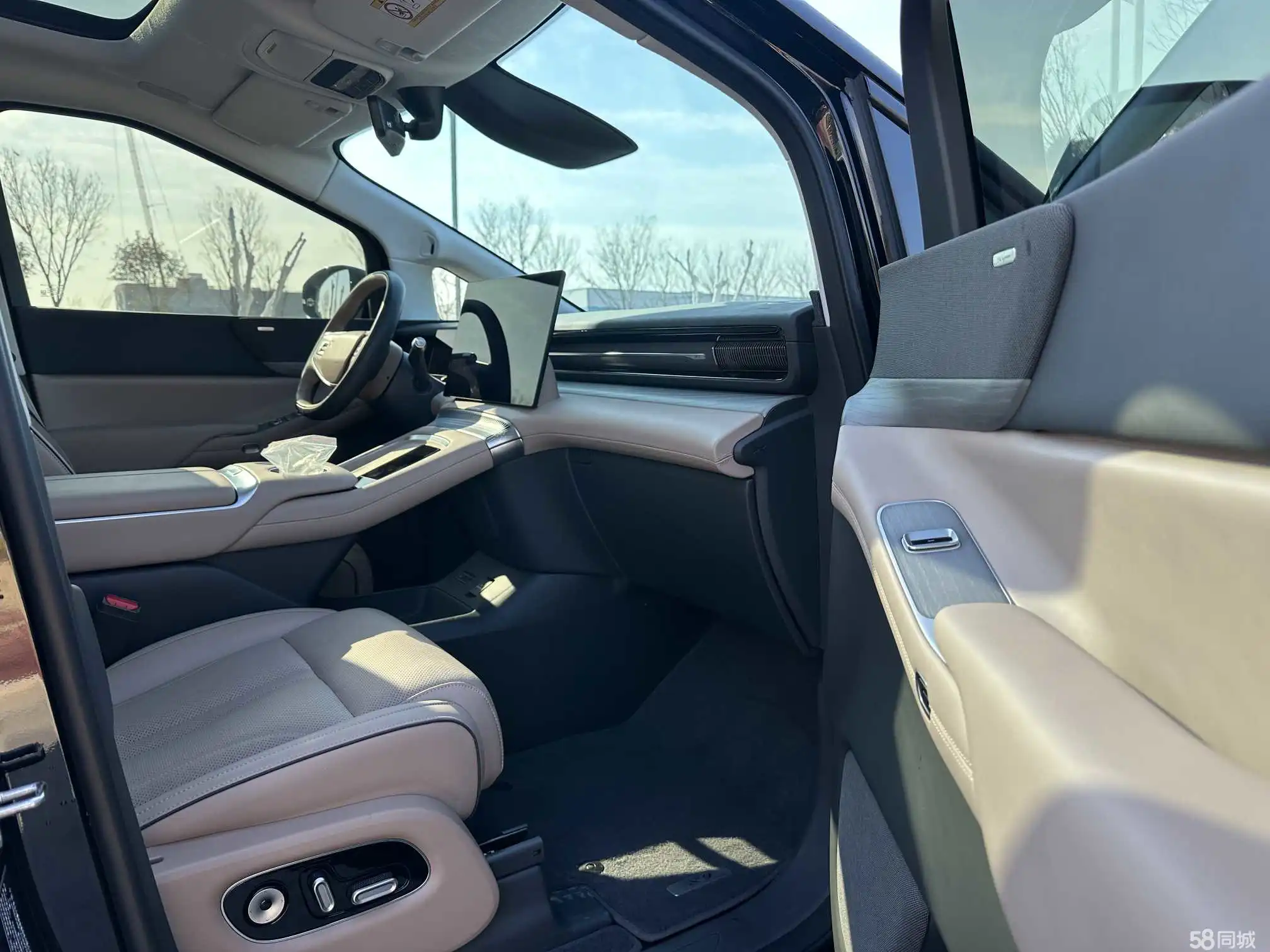 Xpeng X9 2025 car image #9