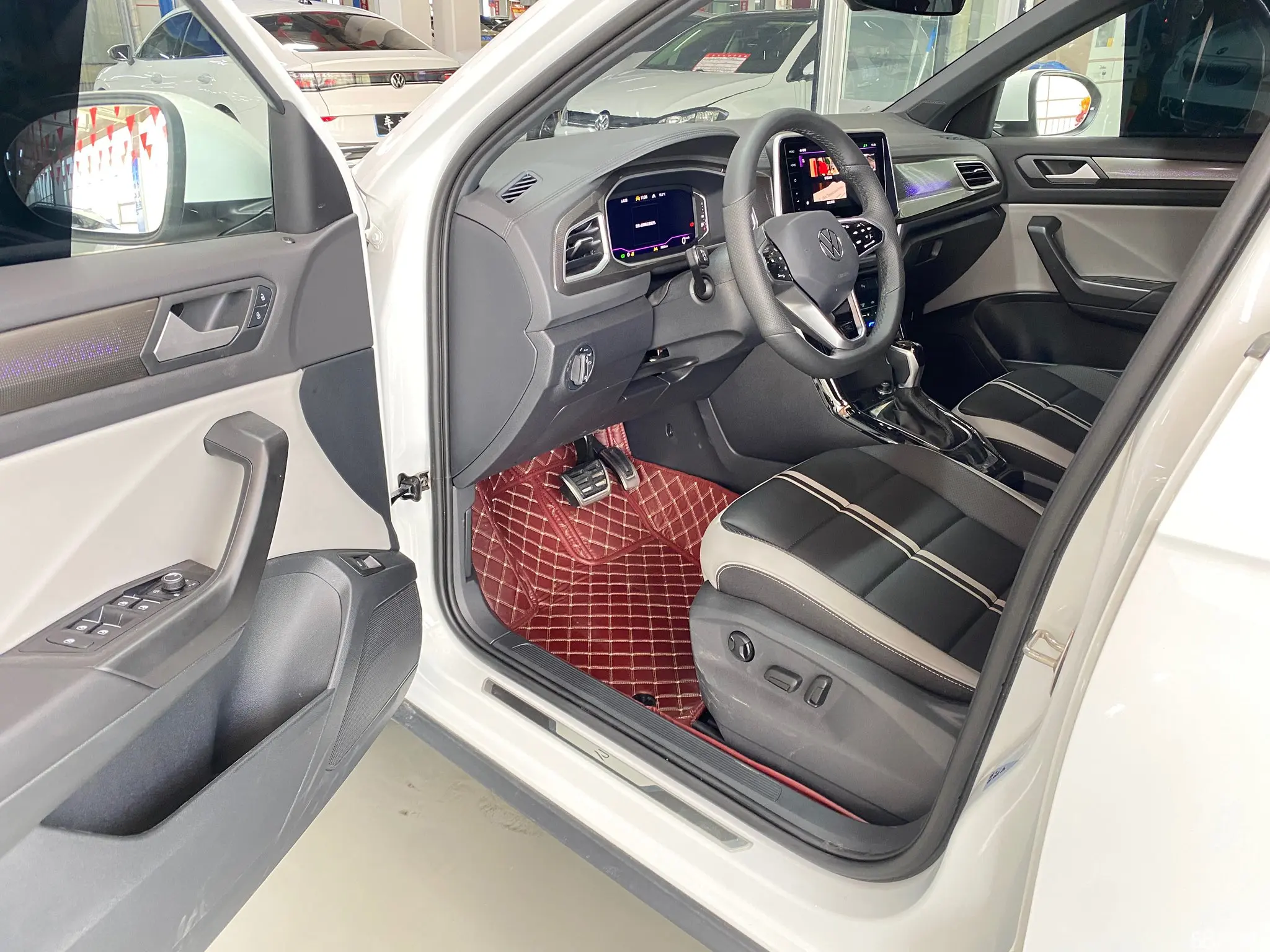 Volkswagen T-Roc 2024 car image #9