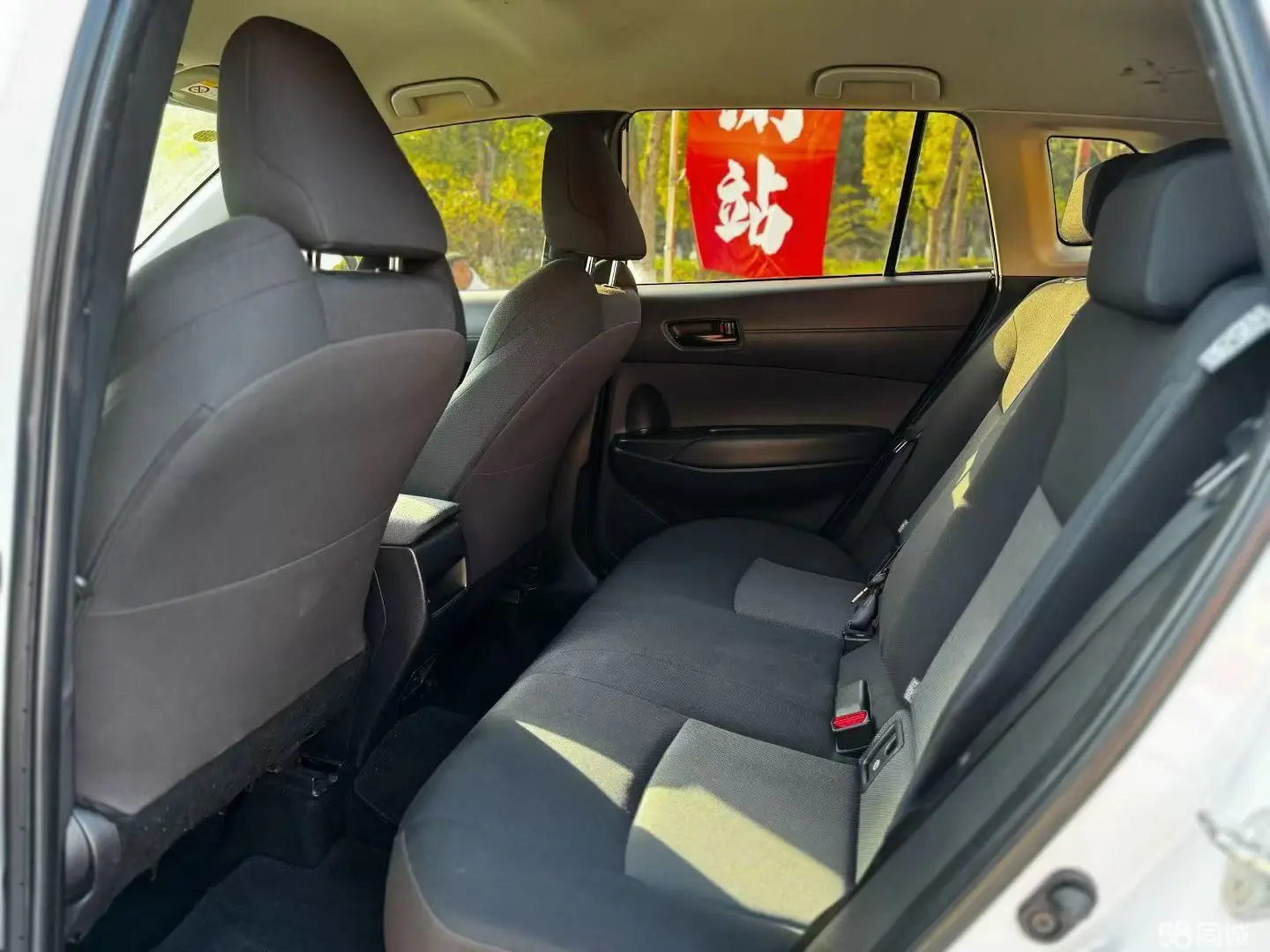 Toyota C-HR 2023 car image #9