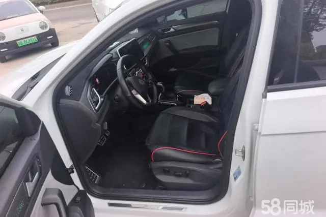 Volkswagen T-Roc 2023 car image #9