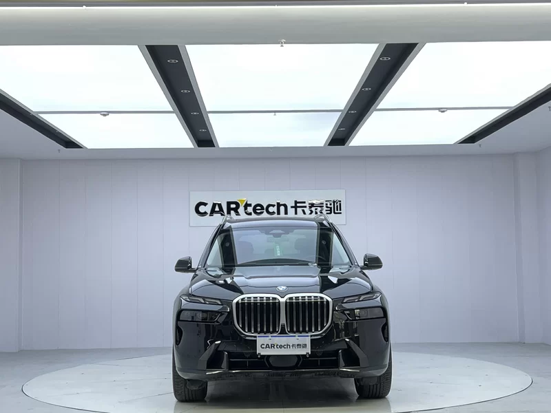 BMW X7 M60i 2023 car image #9