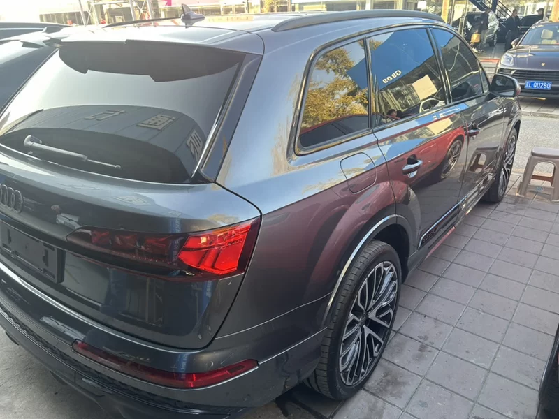 Audi SQ7 2024 car image #9