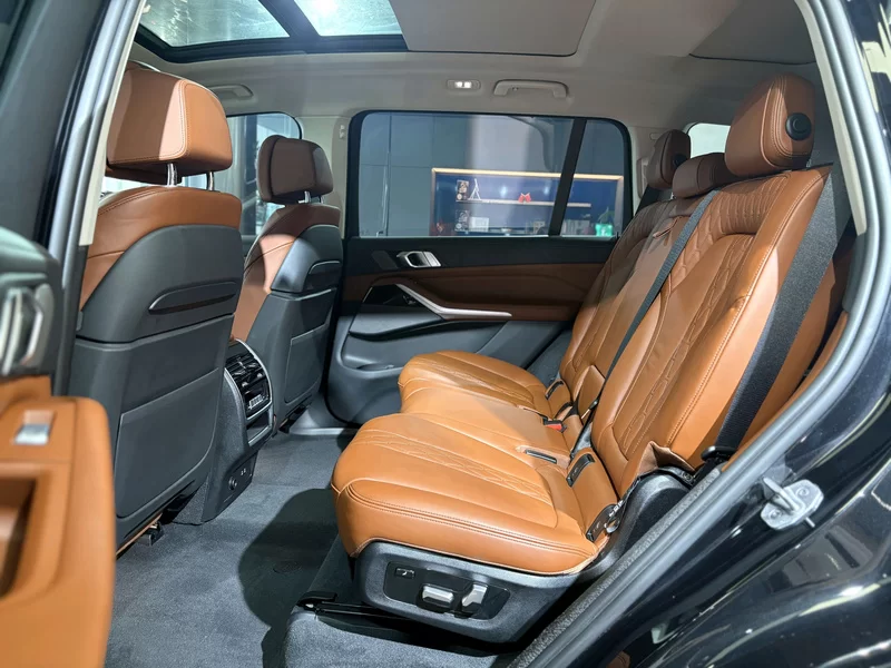 BMW X7 M60i 2020 car image #9