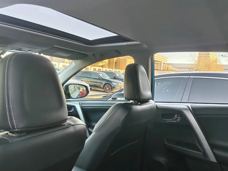 Toyota RAV4 2016 immagine di auto #9