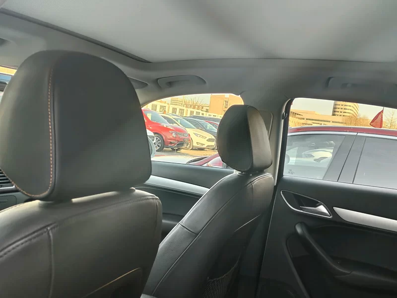 Audi Q3 2018 car image #9