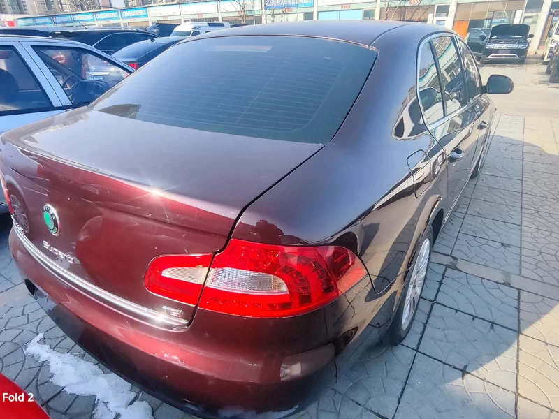 Skoda Superb 2011 car image #9