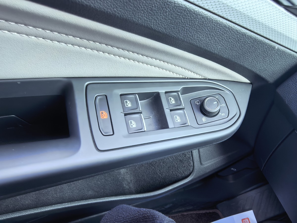 Volkswagen Golf 2023 immagine di auto #7