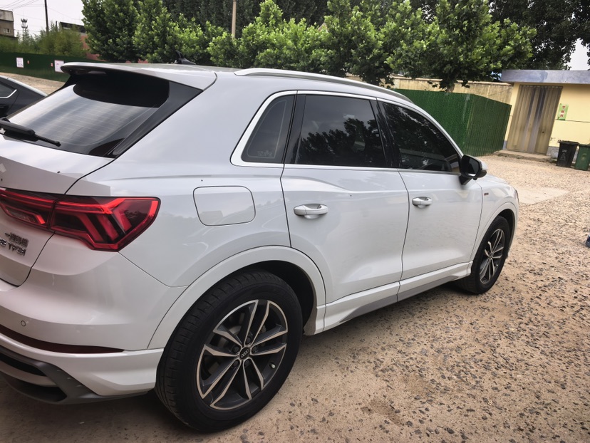 Audi Q3 2022 car image #3