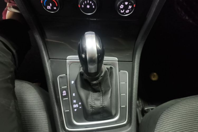 Volkswagen Golf 2018 car image #14
