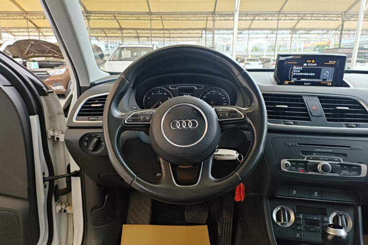 Audi Q3 2015 car image #11
