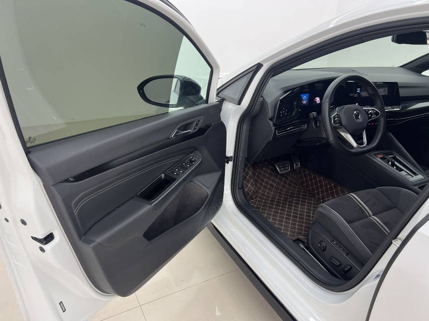 Volkswagen Golf 2023 car image #9