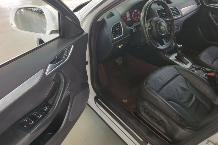 Audi Q3 2016 car image #16