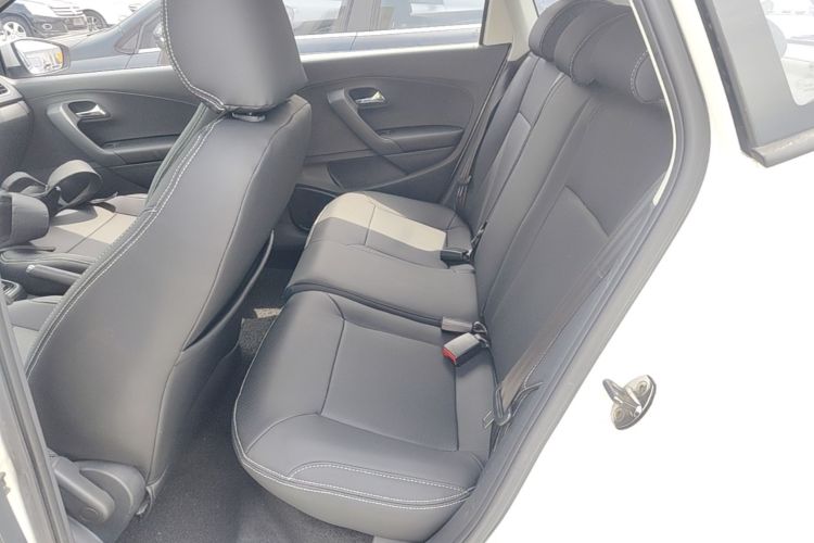 Volkswagen Polo 2016 car image #17