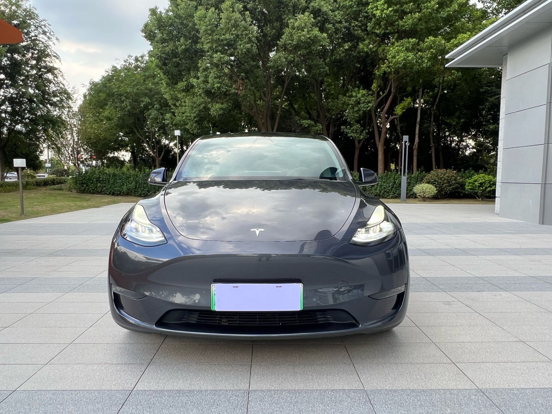 Tesla Model Y 2023 car image #2
