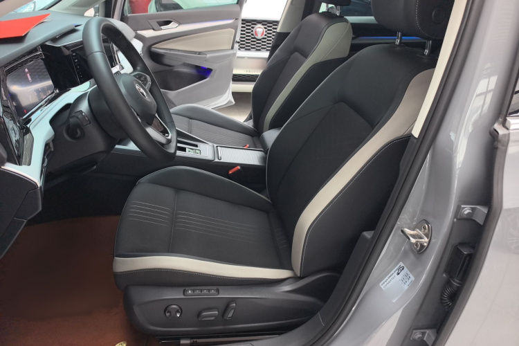 Volkswagen Golf 2023 car image #24