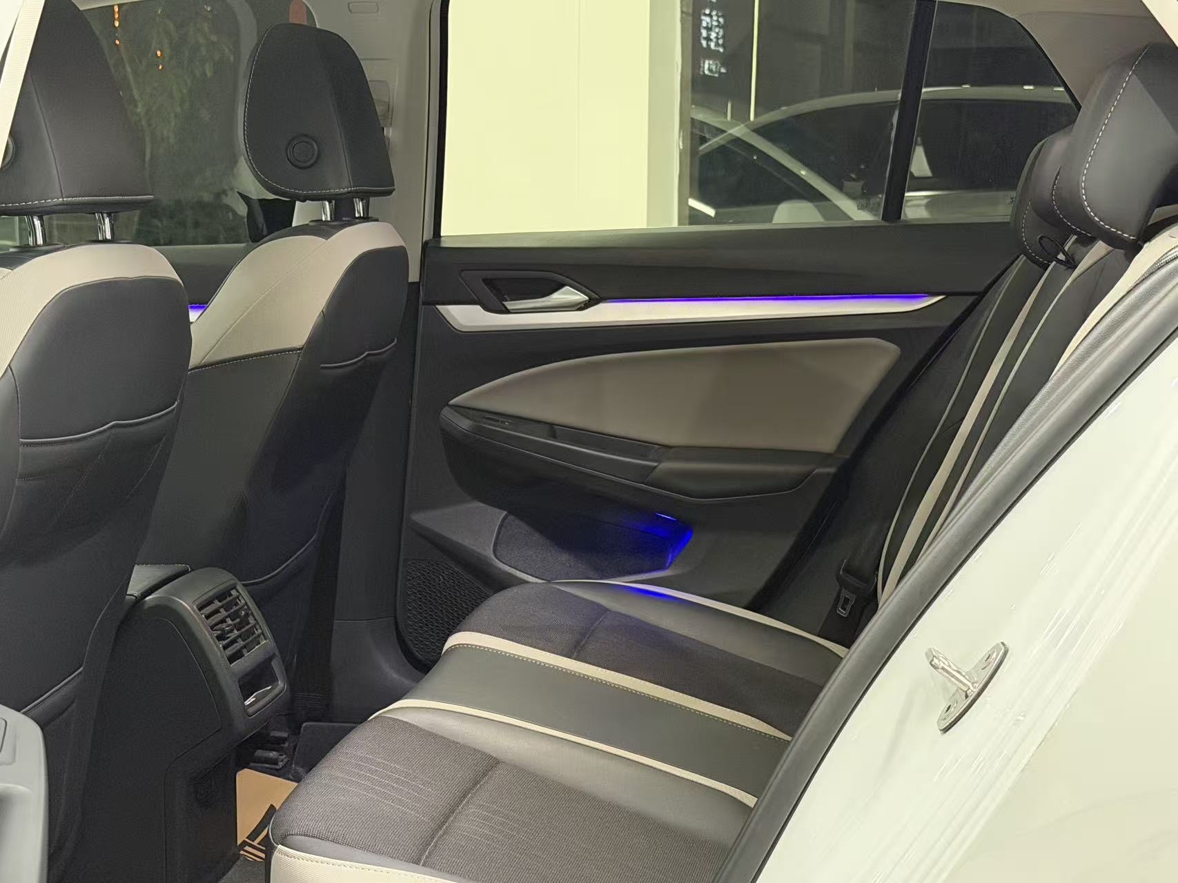 Volkswagen Golf 2023 car image #7