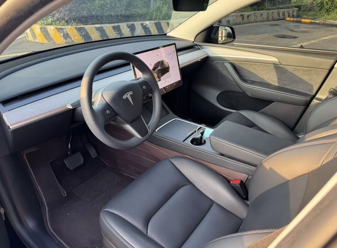 Tesla Model Y 2023 #4 Tesla Model Y 2023 car image #4