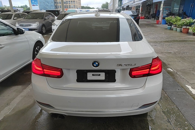 BMW 3 Series 2018 car image #6