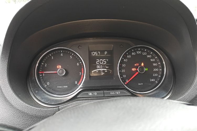 Volkswagen Polo 2015 car image #12