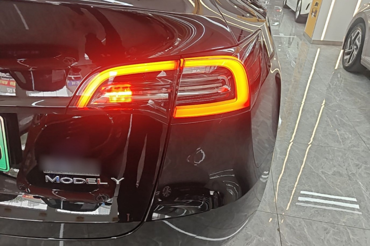 Tesla Model Y 2022 car image #8