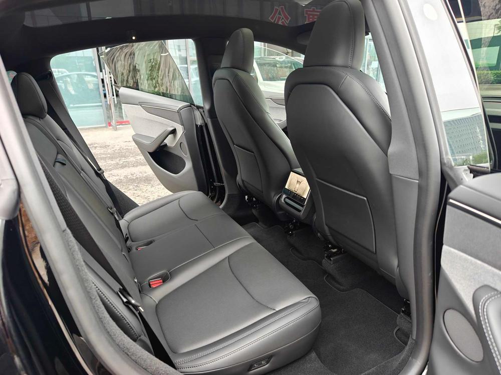 Tesla Model Y 2026 #18 Tesla Model Y 2026 car image #18
