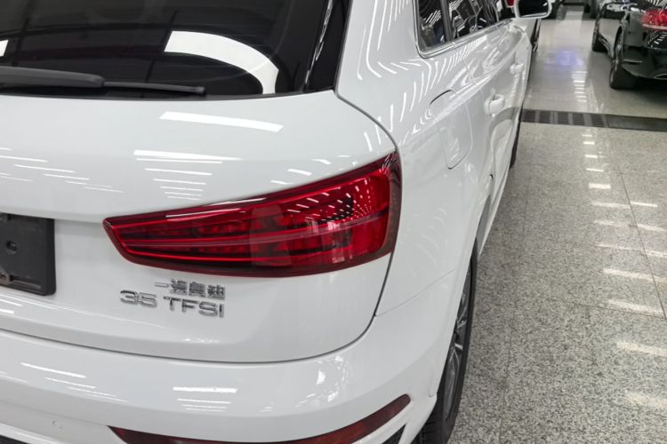 Audi Q3 2019 car image #8
