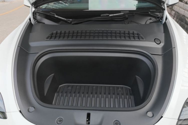 Tesla Model Y 2023 car image #20