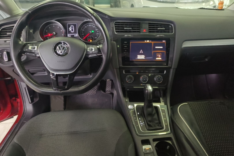 Volkswagen Golf 2020 car image #10