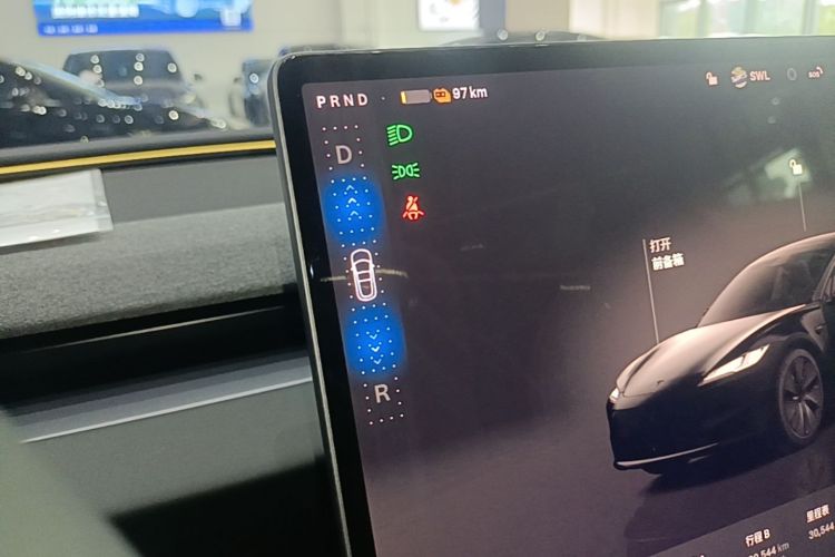 Tesla Model 3 2026 immagine di auto #14