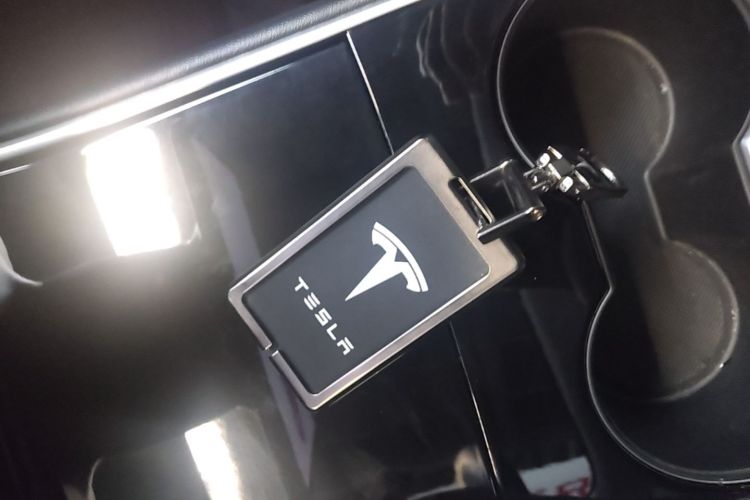 Tesla Model 3 2020 car image #9