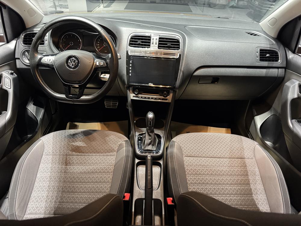 Volkswagen Polo 2015 car image #17
