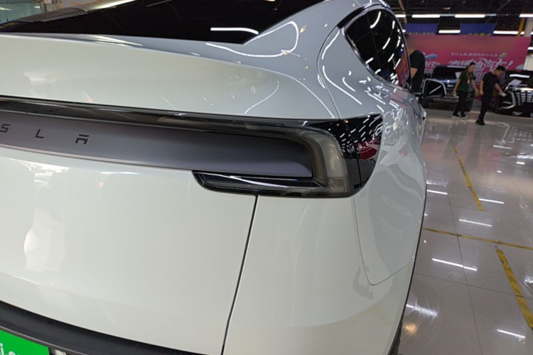 Tesla Model Y 2025 #8 Tesla Model Y 2025 car image #8