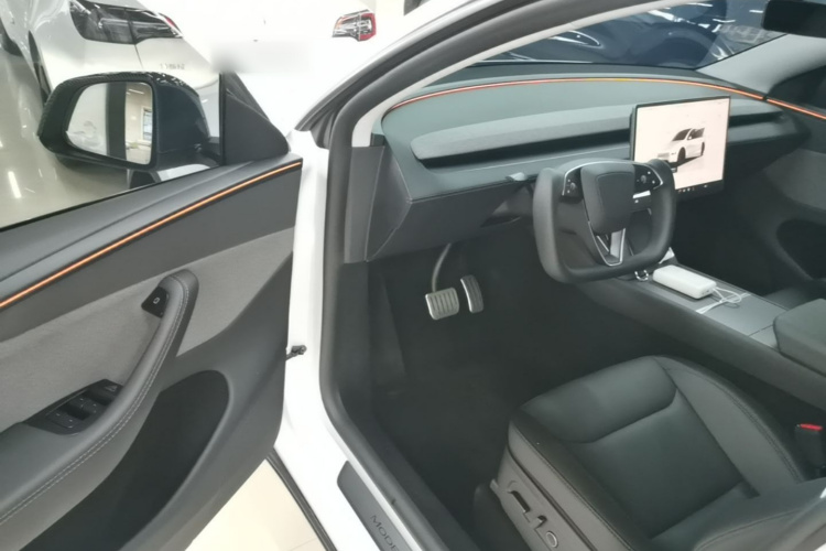 Tesla Model Y 2025 #16 Tesla Model Y 2025 car image #16