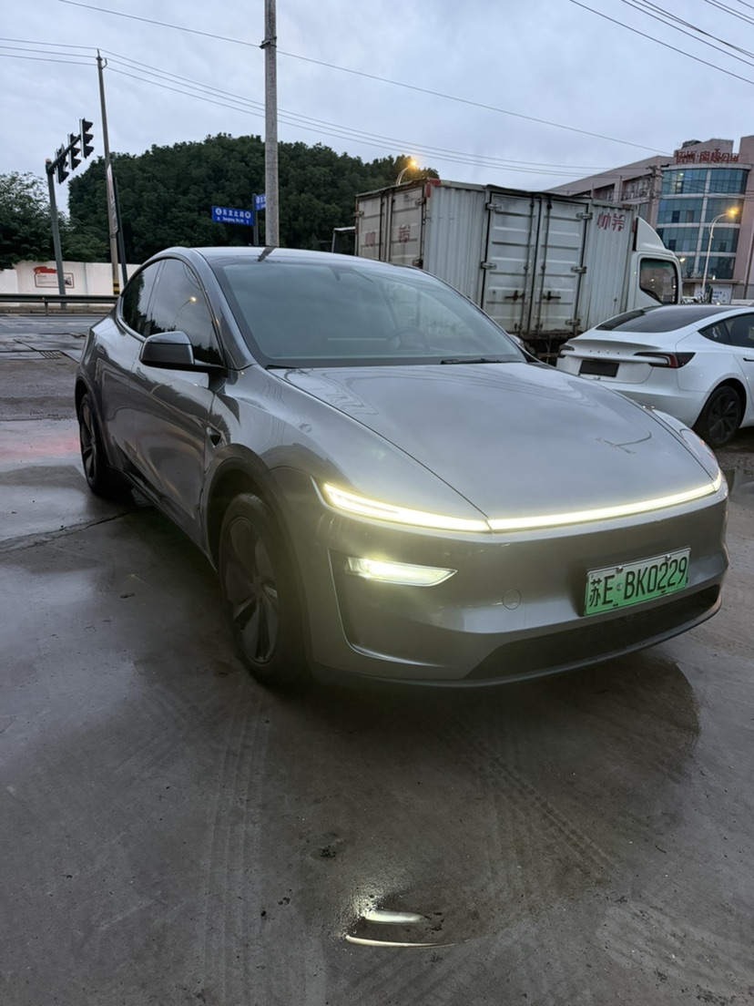 Tesla Model Y 2025 #2 Tesla Model Y 2025 car image #2