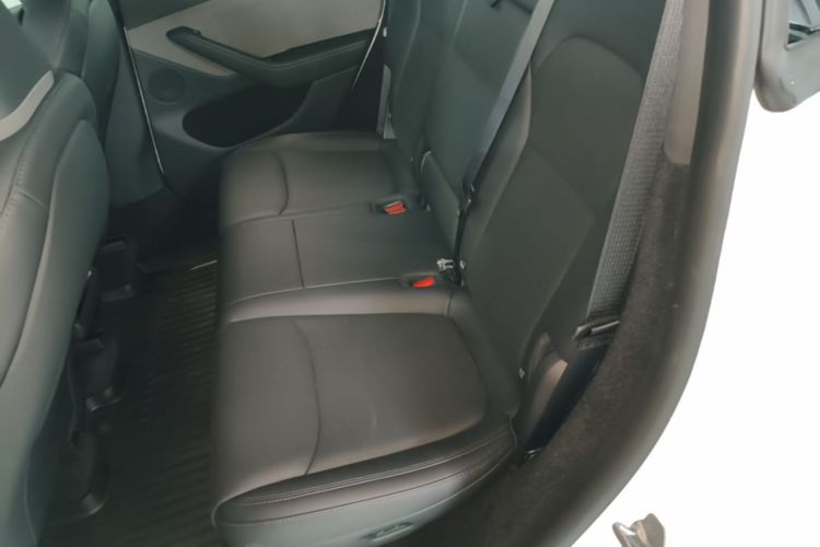 Tesla Model Y 2026 immagine di auto #17