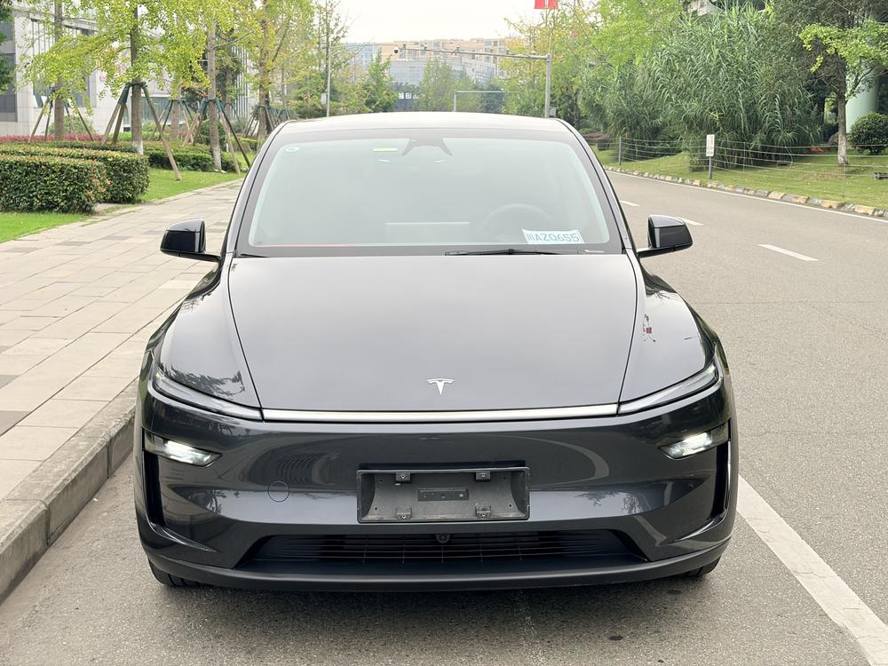 Tesla Model Y 2025 #2 Tesla Model Y 2025 car image #2