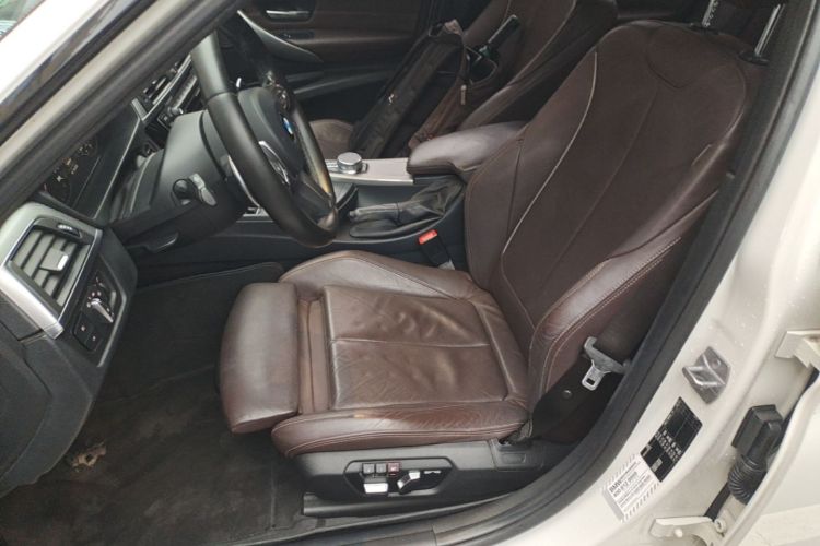 BMW 3 Series 2019 car image #19