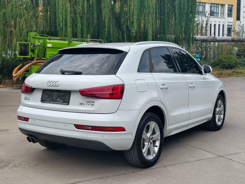Audi Q3 2018 car image #3